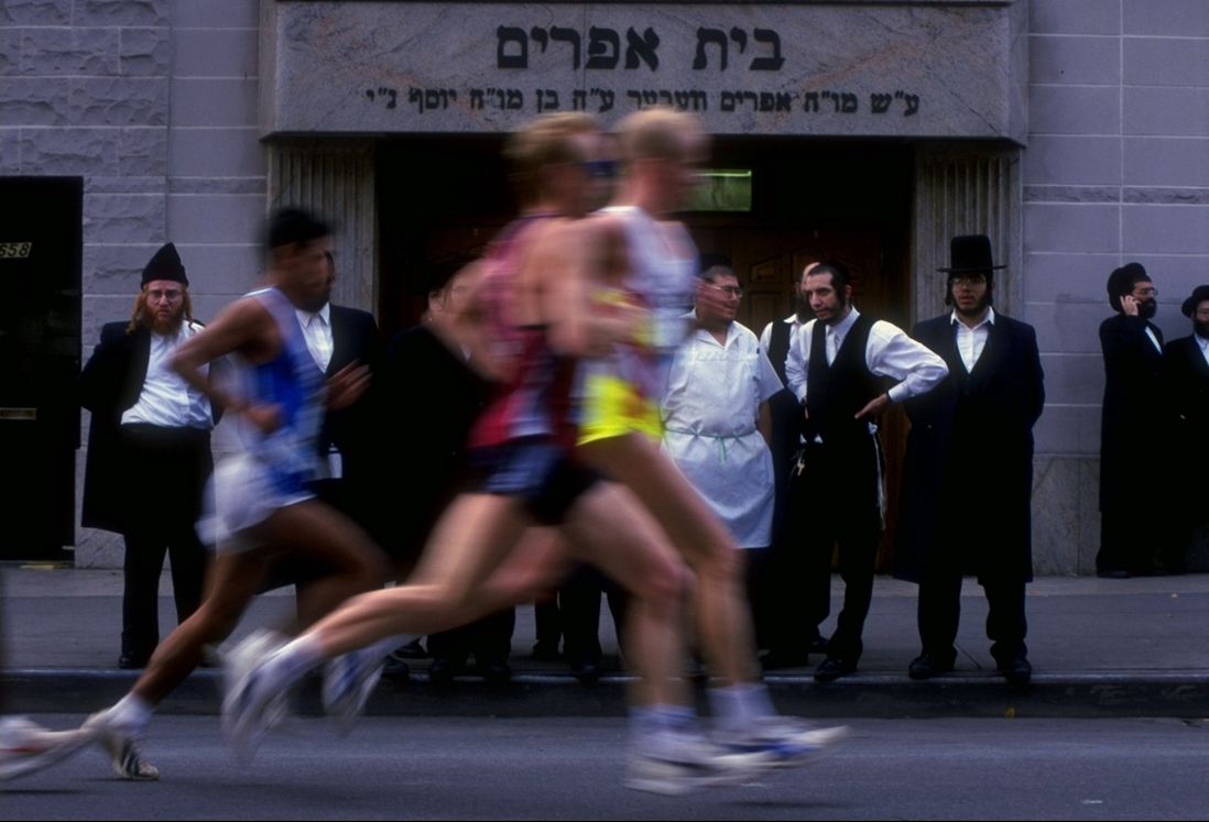 Running through Williamsburg during the 1998 marathon. (<a href="http://www.gettyimages.com/license/72378662">Ezra O. Shaw</a>/Allsport)